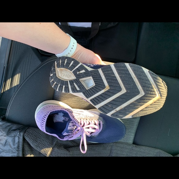 Brooks size 8. These have been worn maybe 5-8 time - Picture 4 of 5